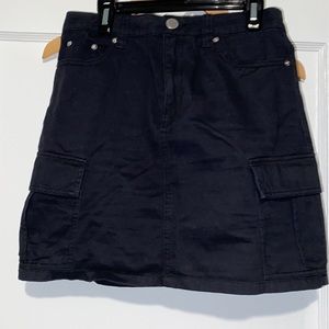 H&M black cargo skirt with pockets